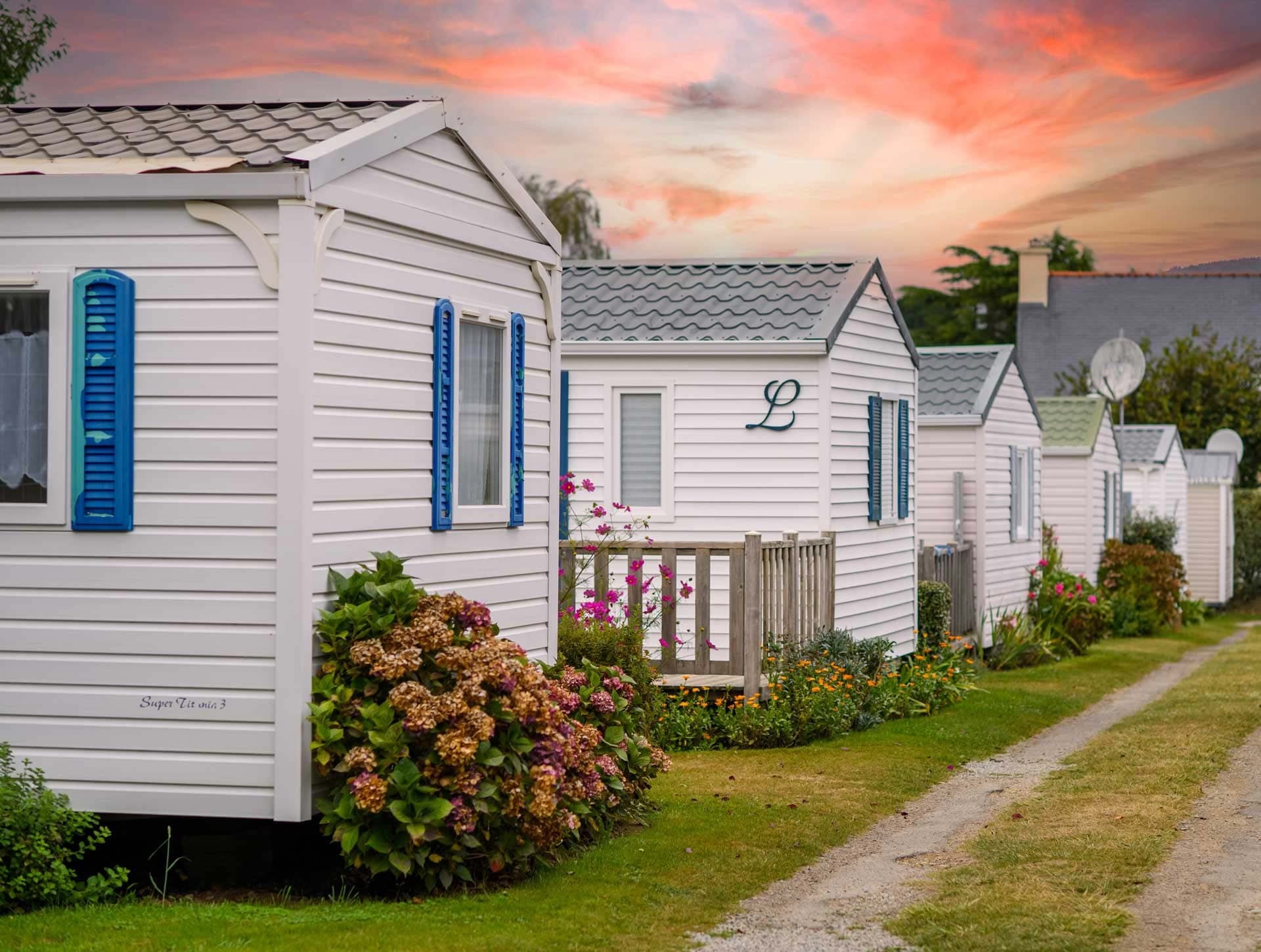 Mobil-homes alignés au coucher du soleil dans un camping géré par Immobilhome