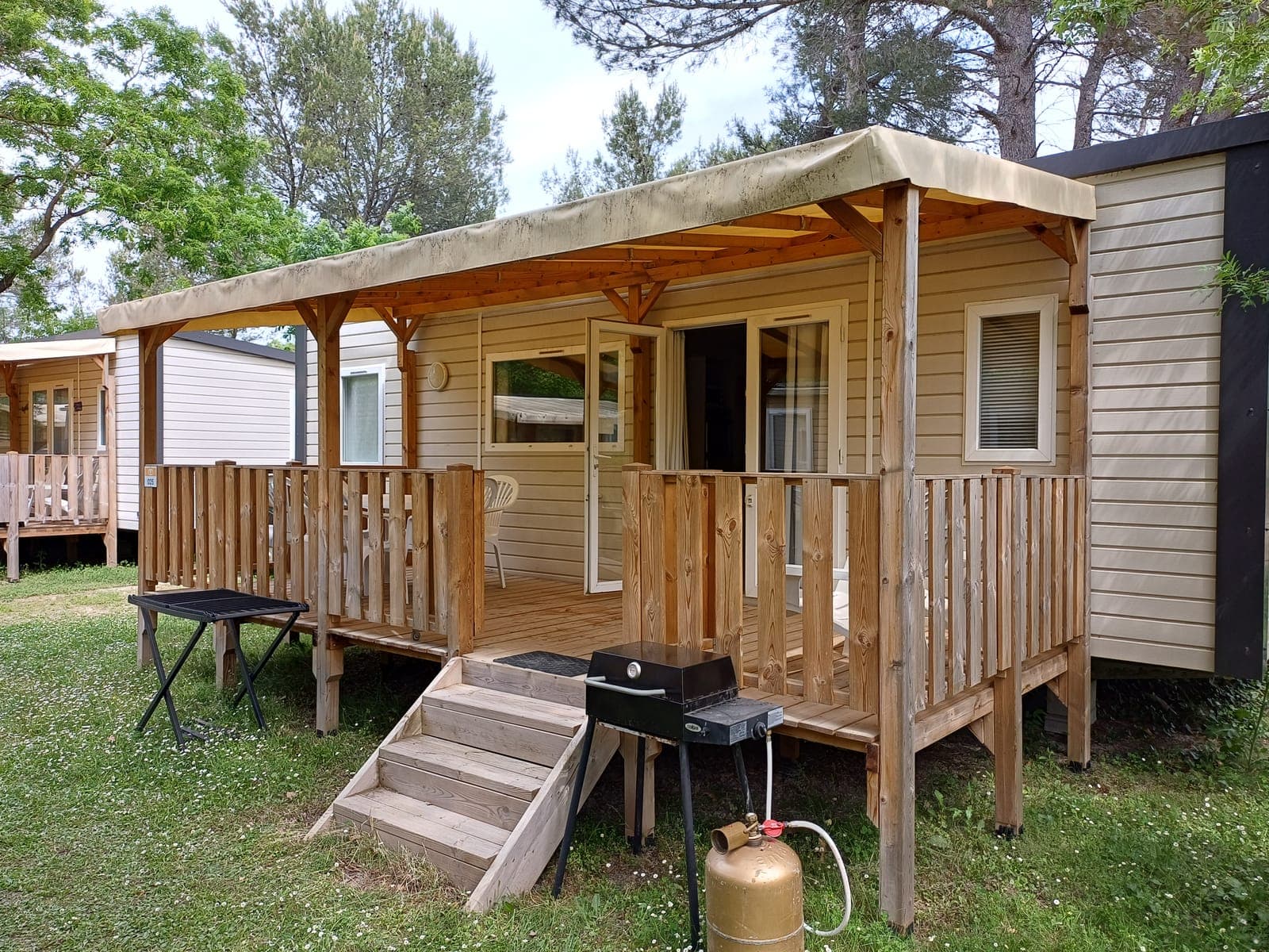 Salon et terrasse du Mobil-home 25 au camping Le Val de Durance,