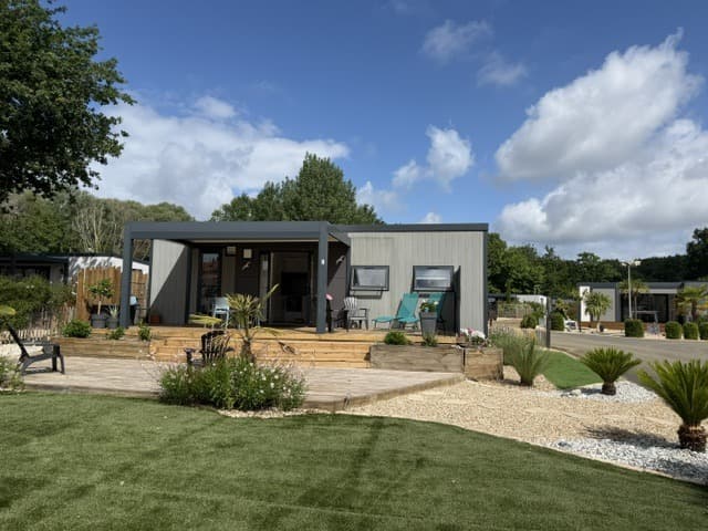 Salon et terrasse du mobil-home Mobil-home DF01 au camping Domaine de la forêt, La Palmyre